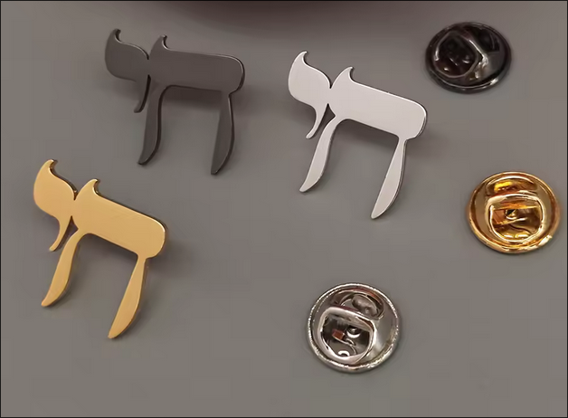 An assortment of pins reading "chai" in Hebrew.
